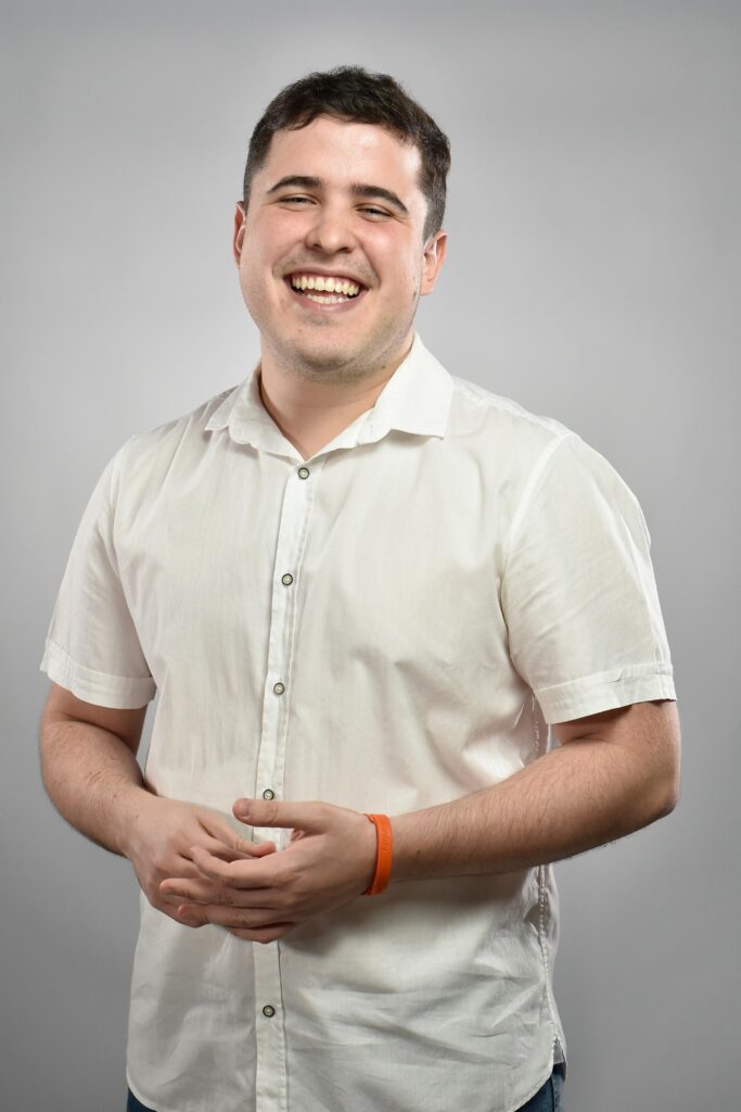 george-bastos-ifl-recife Palestra: “Lidere a Si Mesmo Antes de Mudar o Mundo” com George Bastos – Presidente do IFL Recife e Sócio da Atlas Hub Nesta palestra inspiradora, George Bastos convida os jovens do Araripe a repensarem o verdadeiro significado da liderança — não como autoridade, mas como autonomia, propósito e responsabilidade. Com base em sua trajetória no movimento de liberdade e inovação, George mostra como a liderança começa dentro de cada um, quando transformamos ideias em ação, princípios em atitudes e sonhos em projetos reais. Uma conversa direta, prática e provocadora sobre liderança jovem, protagonismo e o poder da liberdade para gerar impacto positivo na comunidade e na própria vida.