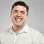 Palestra: “Lidere a Si Mesmo Antes de Mudar o Mundo” com George Bastos – Presidente do IFL Recife e Sócio da Atlas Hub Nesta palestra inspiradora, George Bastos convida os jovens do Araripe a repensarem o verdadeiro significado da liderança — não como autoridade, mas como autonomia, propósito e responsabilidade. Com base em sua trajetória no movimento de liberdade e inovação, George mostra como a liderança começa dentro de cada um, quando transformamos ideias em ação, princípios em atitudes e sonhos em projetos reais. Uma conversa direta, prática e provocadora sobre liderança jovem, protagonismo e o poder da liberdade para gerar impacto positivo na comunidade e na própria vida.