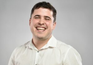 Palestra: “Lidere a Si Mesmo Antes de Mudar o Mundo” com George Bastos – Presidente do IFL Recife e Sócio da Atlas Hub Nesta palestra inspiradora, George Bastos convida os jovens do Araripe a repensarem o verdadeiro significado da liderança — não como autoridade, mas como autonomia, propósito e responsabilidade. Com base em sua trajetória no movimento de liberdade e inovação, George mostra como a liderança começa dentro de cada um, quando transformamos ideias em ação, princípios em atitudes e sonhos em projetos reais. Uma conversa direta, prática e provocadora sobre liderança jovem, protagonismo e o poder da liberdade para gerar impacto positivo na comunidade e na própria vida.